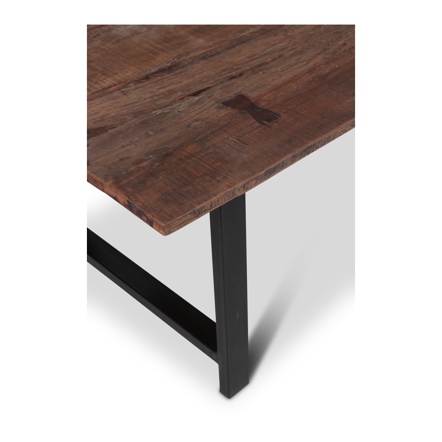 Eettafel van oud hout