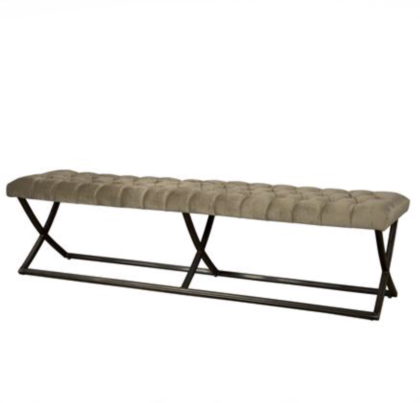 Stijlvolle gecapitonneerde bank met metalen onderstel