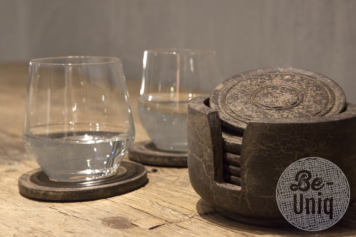 6 houten onderzetters in houder