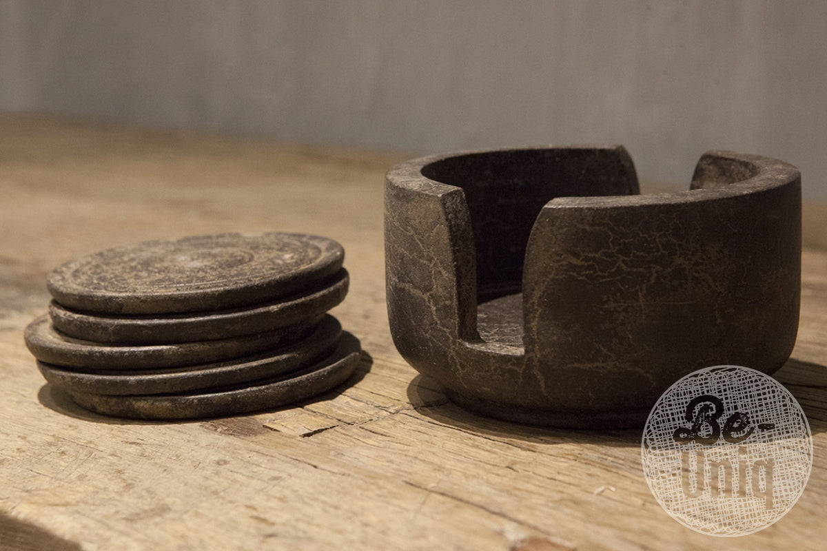 6 houten onderzetters in houder