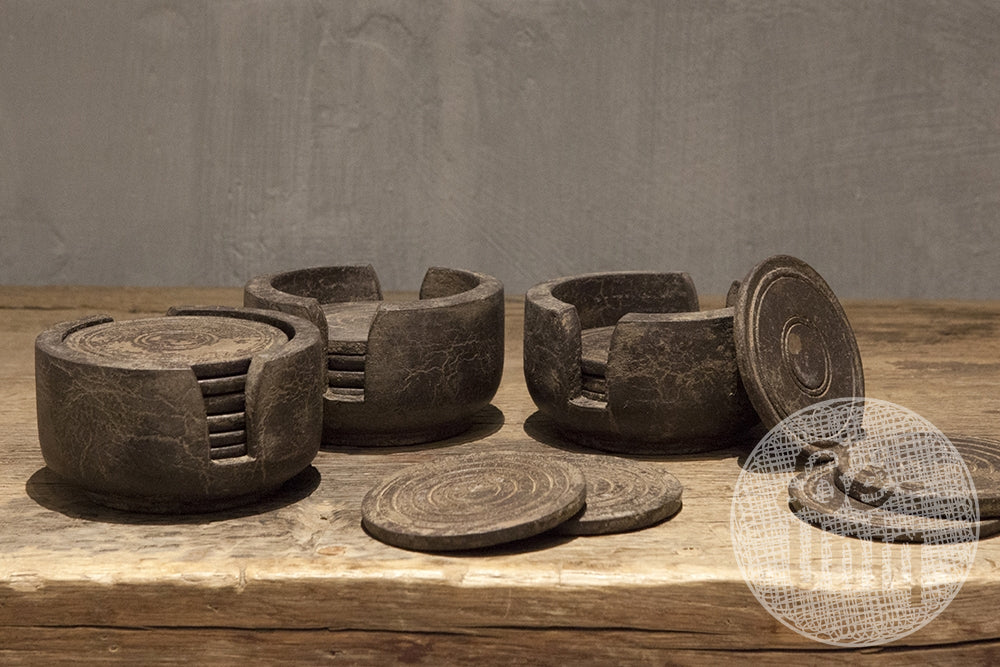 6 houten onderzetters in houder